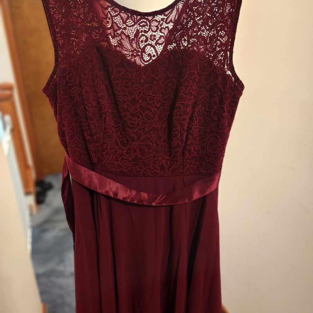 Chic Burgundy Lace Evening Gown